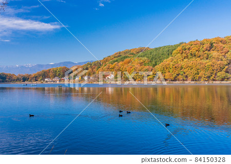 (Yamanashi Prefecture) Lake Chiyoda and the mountains of the Southern Alps behind 84150328