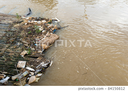 Garbage flows along the river together in lumps, sending a foul smell throughout the area, thus campaigning to keep it clean. Garbage flows along the river together in lumps, sending a foul smell throughout the area, thus campaigning to keep it clean. 84150812