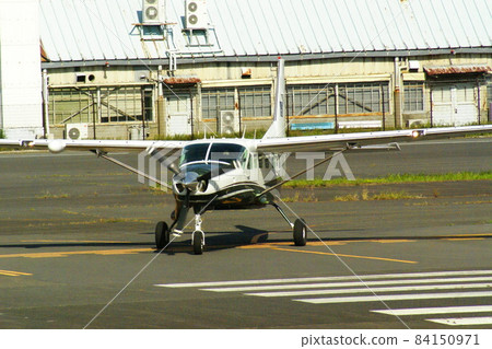 彩色飛機機場航空（2021年11月註冊） 84150971