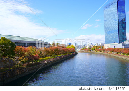 大二涅亞河沿岸的大阪城大廳和水晶塔 84152361