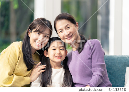 微笑的祖母、母親和孫女的三代家庭 84152858