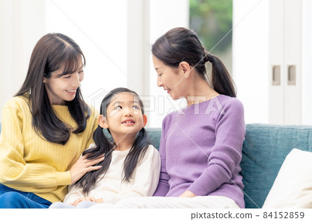 笑著說話的奶奶、媽媽、孫女三代家庭 笑著說話的奶奶、媽媽、孫女三代家庭 84152859