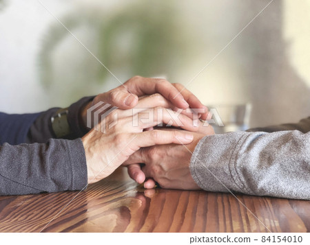 雙手包住婦女手的中老年婦女的手 84154010
