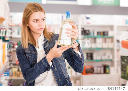 Woman shopping health supplements Woman shopping health supplements 84154647
