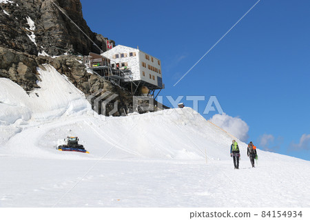前往瑞士阿爾卑斯山的僧侶小屋 84154934