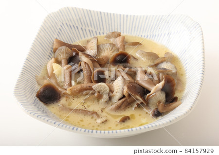 Hatakeshimeji stir-fried with butter Hatakeshimeji stir-fried with butter 84157929