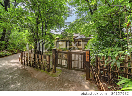 [Shibuya, Tokyo] The entrance to Kakuuntei in Meiji Jingu Gyoen. 84157982