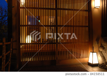 從格子門漏光的入口很漂亮 從格子門漏光的入口很漂亮 84158511