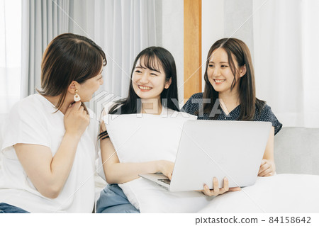 旅行時使用筆記本電腦的女性 84158642