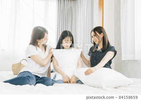 A woman who consults about worries at a girls-only gathering (worries) A woman who consults about worries at a girls-only gathering (worries) 84158659