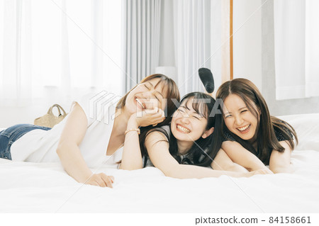 Women (beds) arriving at their travel accommodation 84158661