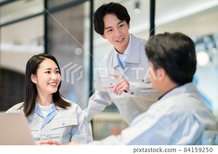 Team of workers having a meeting Photo cooperation: WEEK Shibadaimon (Sun Frontier Fudousan) Team of workers having a meeting Photo cooperation: WEEK Shibadaimon (Sun Frontier Fudousan) 84159250