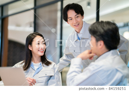 Team of workers having a meeting Photo cooperation: WEEK Shibadaimon (Sun Frontier Fudousan) Team of workers having a meeting Photo cooperation: WEEK Shibadaimon (Sun Frontier Fudousan) 84159251