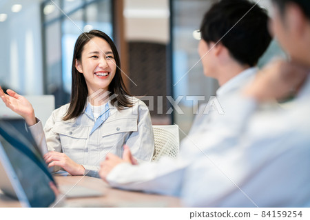Team of workers having a meeting Photo cooperation: WEEK Shibadaimon (Sun Frontier Fudousan) Team of workers having a meeting Photo cooperation: WEEK Shibadaimon (Sun Frontier Fudousan) 84159254