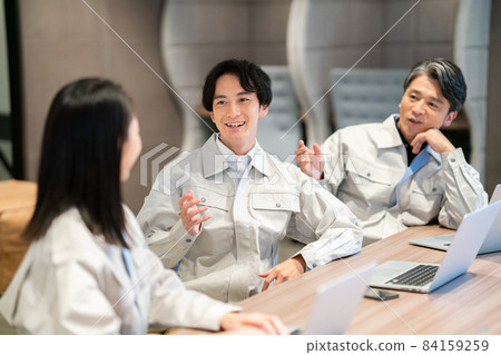 Team of workers having a meeting Photo cooperation: WEEK Shibadaimon (Sun Frontier Fudousan) Team of workers having a meeting Photo cooperation: WEEK Shibadaimon (Sun Frontier Fudousan) 84159259