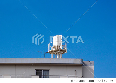 背景為藍天的白色公寓的高架水箱 84159486