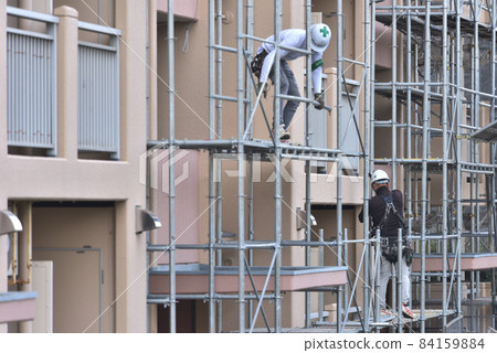 一戶公寓改造外牆粉刷臨時腳手架組裝作業風景 一戶公寓改造外牆粉刷臨時腳手架組裝作業風景 84159884