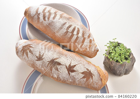 楓葉和葉子圖樣的藝術創意法式脆皮麵包 84160220