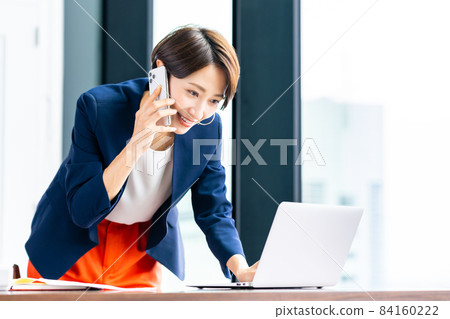 辦公室裡的職業女性打電話 84160222
