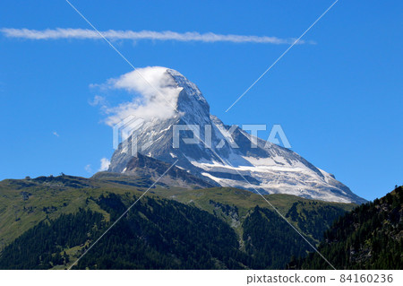 Impressive streaks over the Matterhorn Impressive streaks over the Matterhorn 84160236