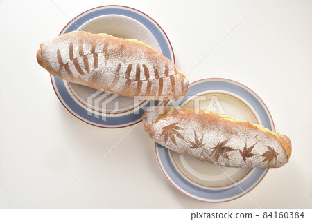 有葉子圖形的法式烘培麵包 有葉子圖形的法式烘培麵包 84160384