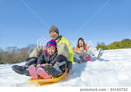 一家四口在雪地公園玩耍 一家四口在雪地公園玩耍 84160782