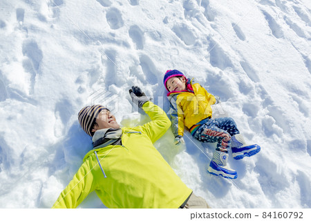 父子在雪地公園玩耍 父子在雪地公園玩耍 84160792