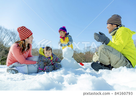 一家四口在雪地公園玩耍 84160793