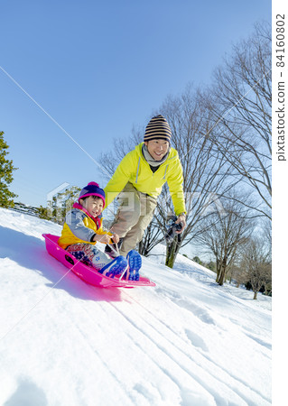 父子在雪地公園玩耍 84160802