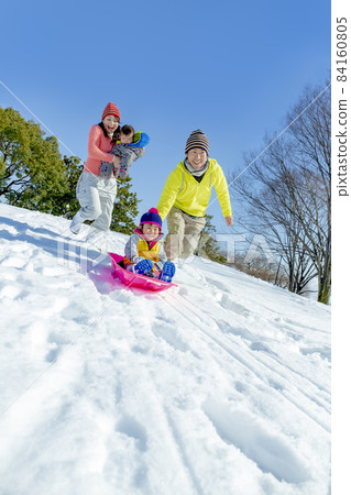 一家四口在雪地公園玩耍 84160805