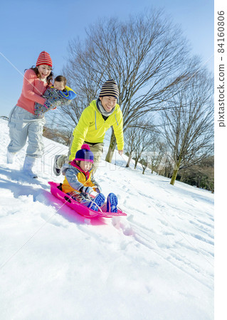 一家四口在雪地公園玩耍 84160806