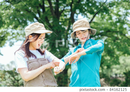 Women bitten by insects in the mountains 84162125