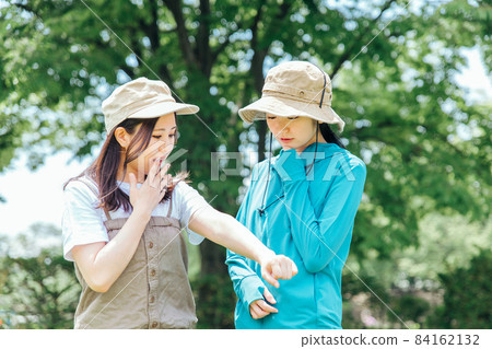 婦女在山上被昆蟲咬傷 84162132