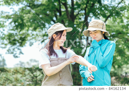 婦女在山上被昆蟲咬傷 婦女在山上被昆蟲咬傷 84162134