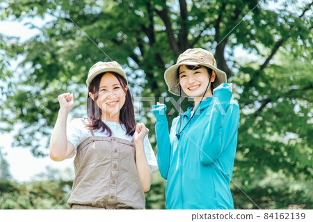 徒步和登山的婦女 84162139