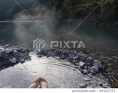 熊野川的支流大東川湧出溫泉的熊野天然露天浴池川湯溫泉 熊野川的支流大東川湧出溫泉的熊野天然露天浴池川湯溫泉 84162723