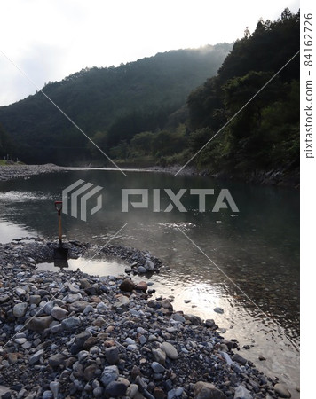 熊野川的支流大東川湧出溫泉的熊野天然露天浴池川湯溫泉 84162726