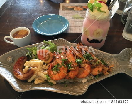 Garlic shrimp and soup and smoothie lunch set Garlic shrimp and soup and smoothie lunch set 84163372