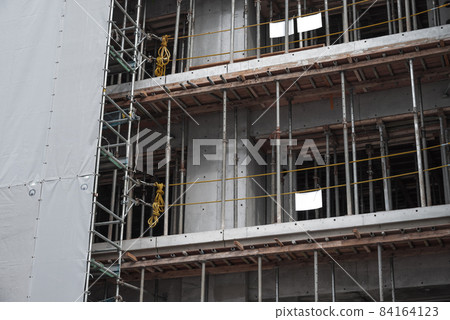 Construction site: Rope supports and formwork supports 84164123