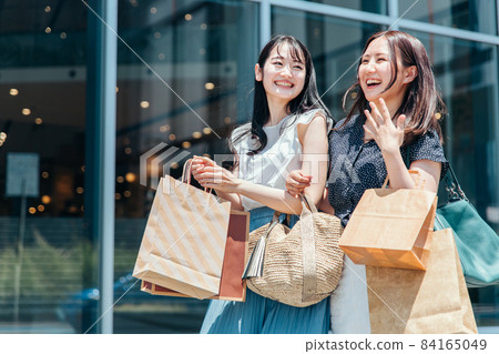 Women enjoying shopping (2 people) Women enjoying shopping (2 people) 84165049