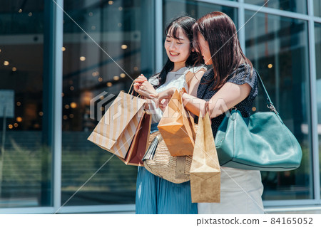 享受購物的女性(2人) 享受購物的女性(2人) 84165052