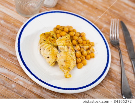 Pieces of roasted chicken breast with boiled chickpea 84165272