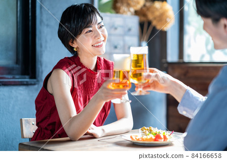 Couple having a lunch date 84166658