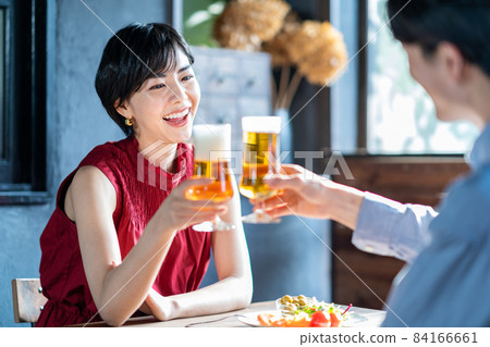 Couple having a lunch date 84166661