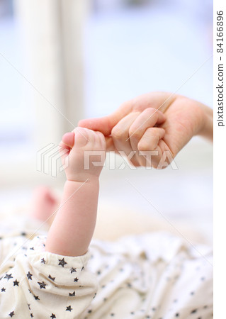 Newborn baby's hand Newborn baby's hand 84166896