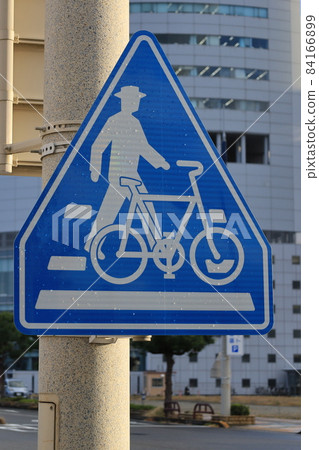 代表行人過路處的藍色交通標誌 代表行人過路處的藍色交通標誌 84166899