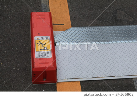 停車牌腳下的警示牌 停車牌腳下的警示牌 84166902