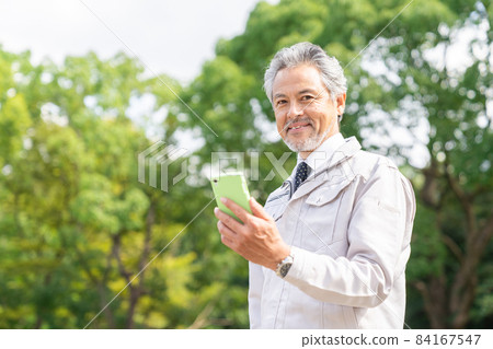 Senior male business in work clothes with a smartphone 84167547