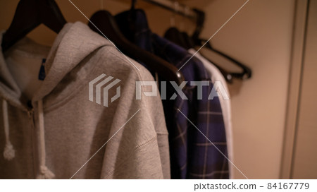 衣架上掛著衣服 衣架上掛著衣服 84167779