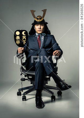 一個戴著頭盔坐在辦公椅上的商人 84168026
